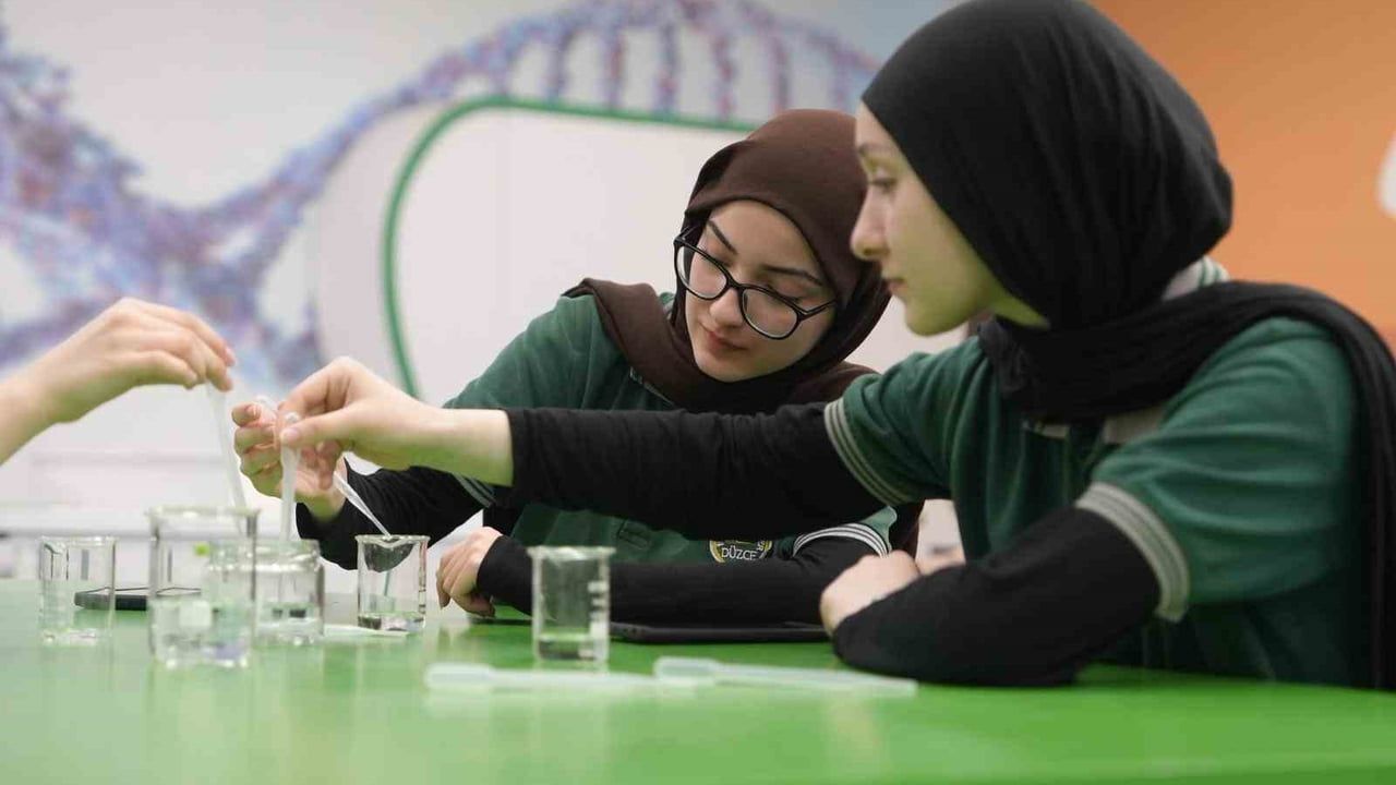 Düzce Bilim Merkezi'nde 'Yazılımdan Bilişim Liderliğine; Yapay Zeka Dünyasında Fark Oluşturma' söyleşisi