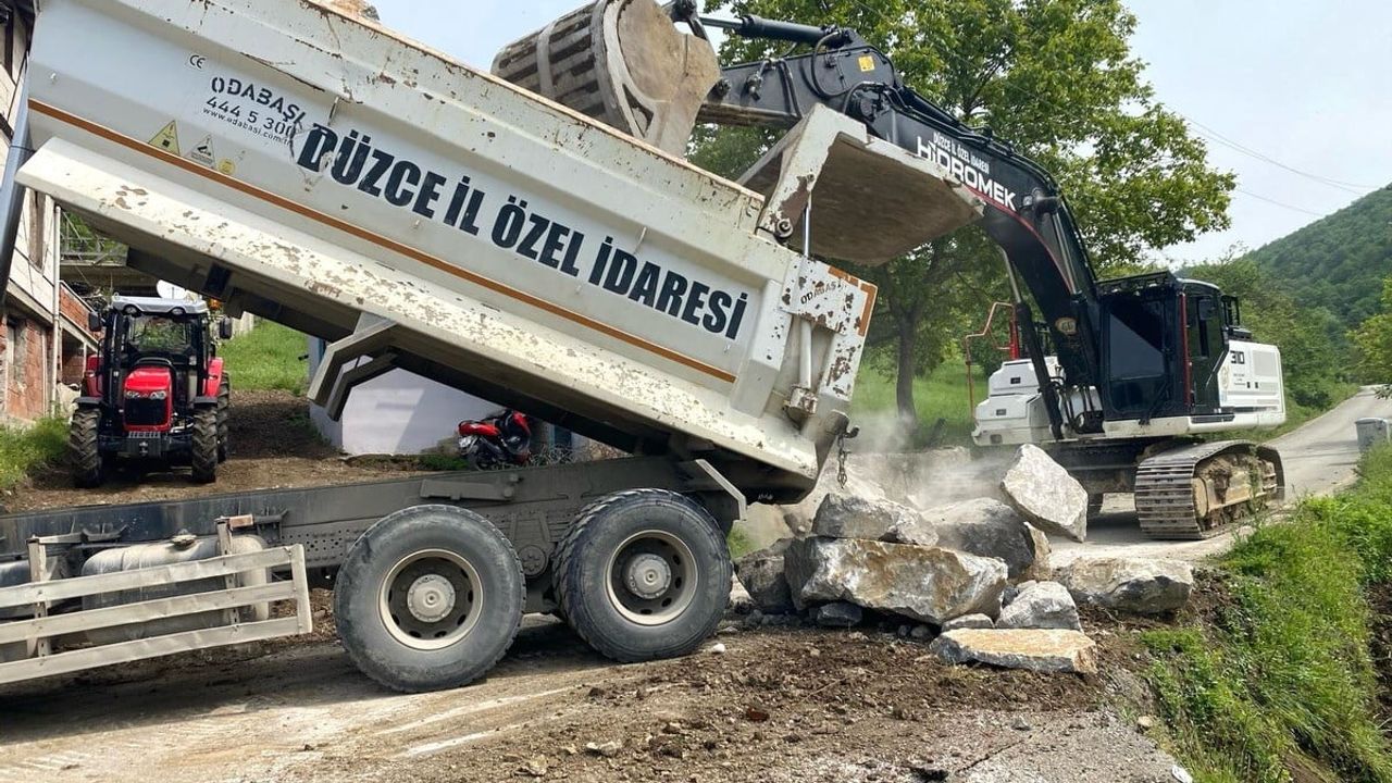 Düzce Çamlısu Köyü'nde heyelan sonrası taş tahkimatı ve dolgu çalışmalarıyla stabilizasyon sağlanıyor