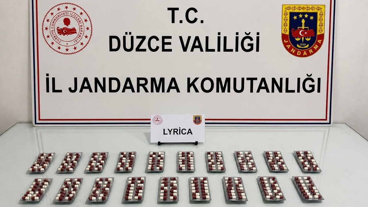 Düzce Çilimli’de jandarma operasyonu: Araçta 266 sentetik ecza ele geçirildi, 2 şüpheli gözaltında