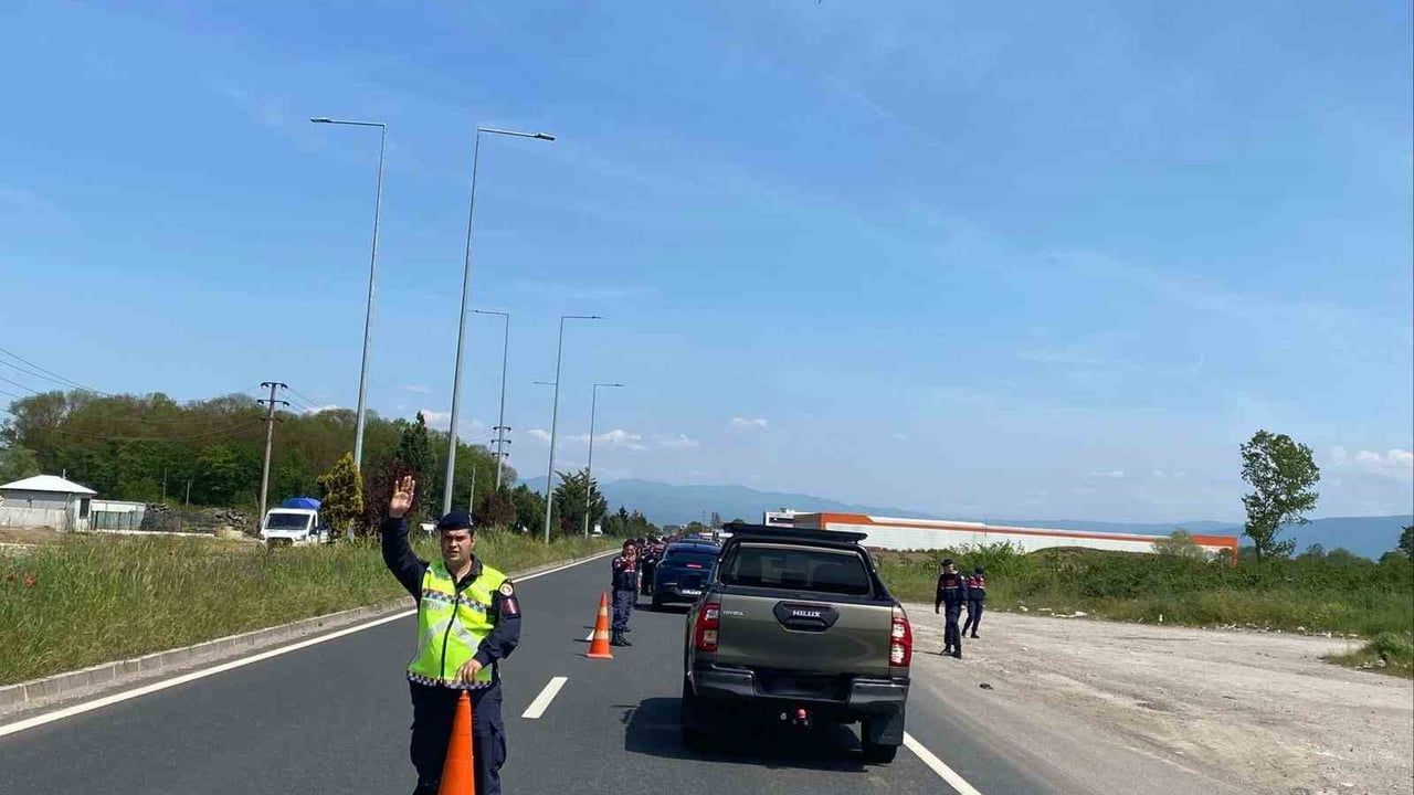 Düzce'de 11-17 Mayıs Trafik Denetimleri: 1.706 Sürücüye Para Cezası, 178 Araç Trafikten Men