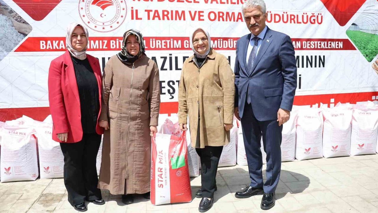Düzce’de 70 üreticiye 17 bin 500 kg dörtlü yem bitkisi tohumu dağıtıldı