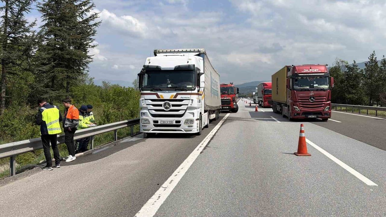 Düzce'de cam yüklü tırın balata yangını itfaiye müdahalesiyle söndürüldü