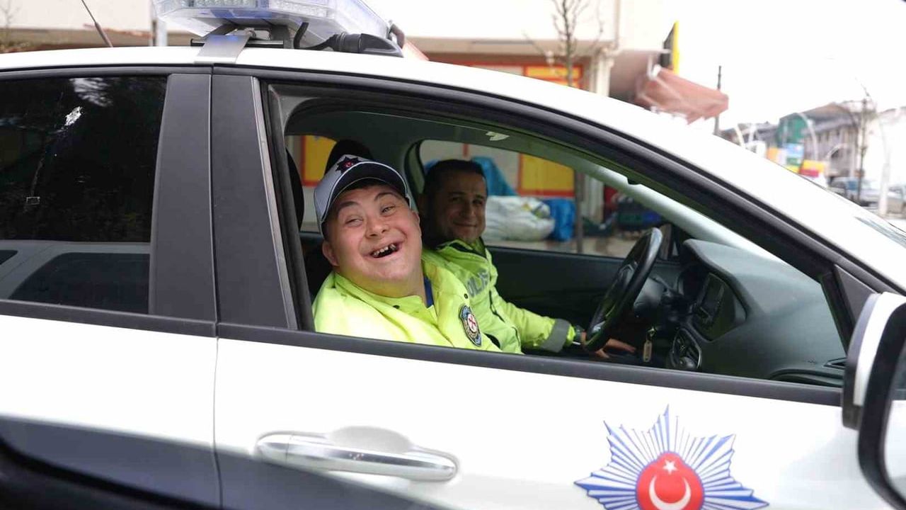 Düzce'de Down Sendromlu Oğuz Kaan'ın Hayali Gerçekleşti: Polis Üniformasıyla Trafik Denetimine Katıldı