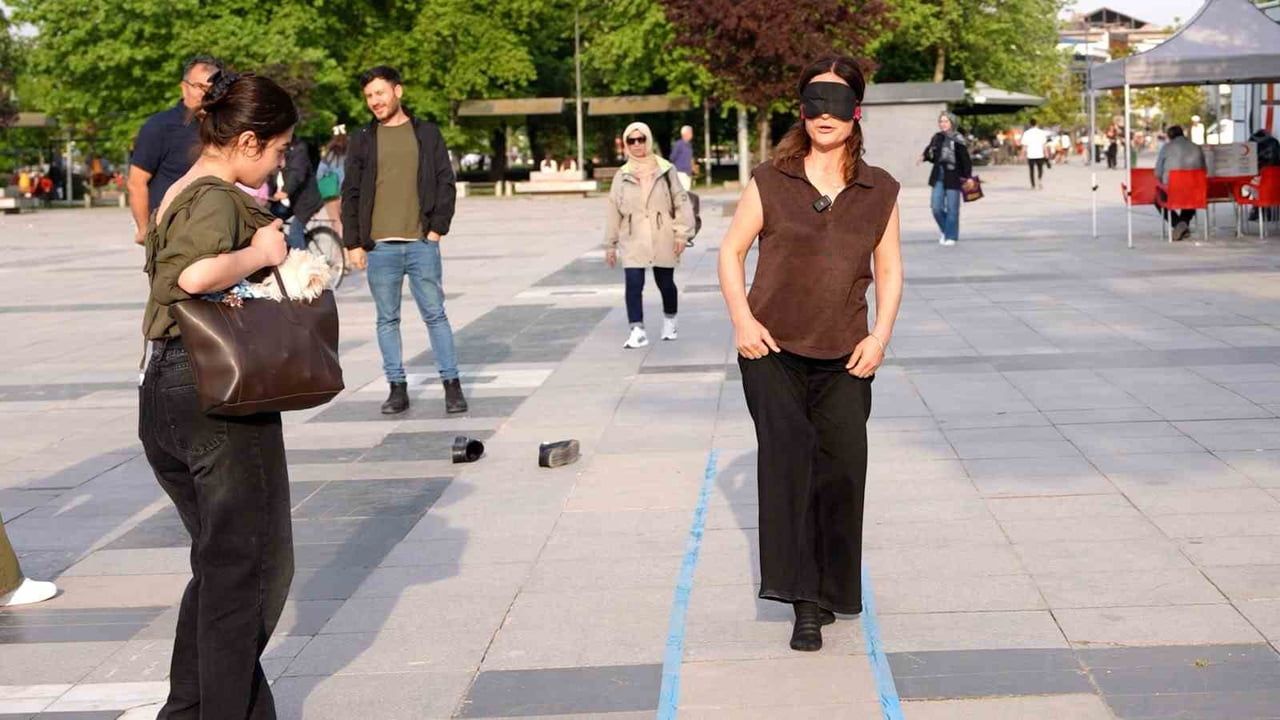 Düzce’de Engelliler Haftası’nda işaret dili ve gözleri kapalı yürüyüşle farkındalık çalışması