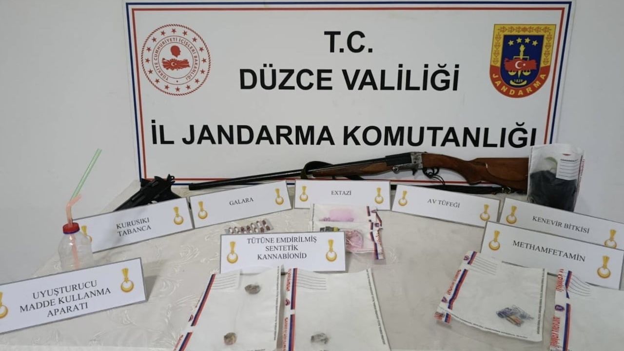 Düzce'de jandarma operasyonunda 1 kenevir bitkisi ve çeşitli sentetik maddeler ele geçirildi