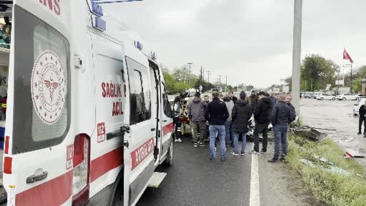 Düzce'de kaygan yolda kontrolden çıkan otomobil EDS direğine çarptı; sürücü itfaiye tarafından kurtarıldı