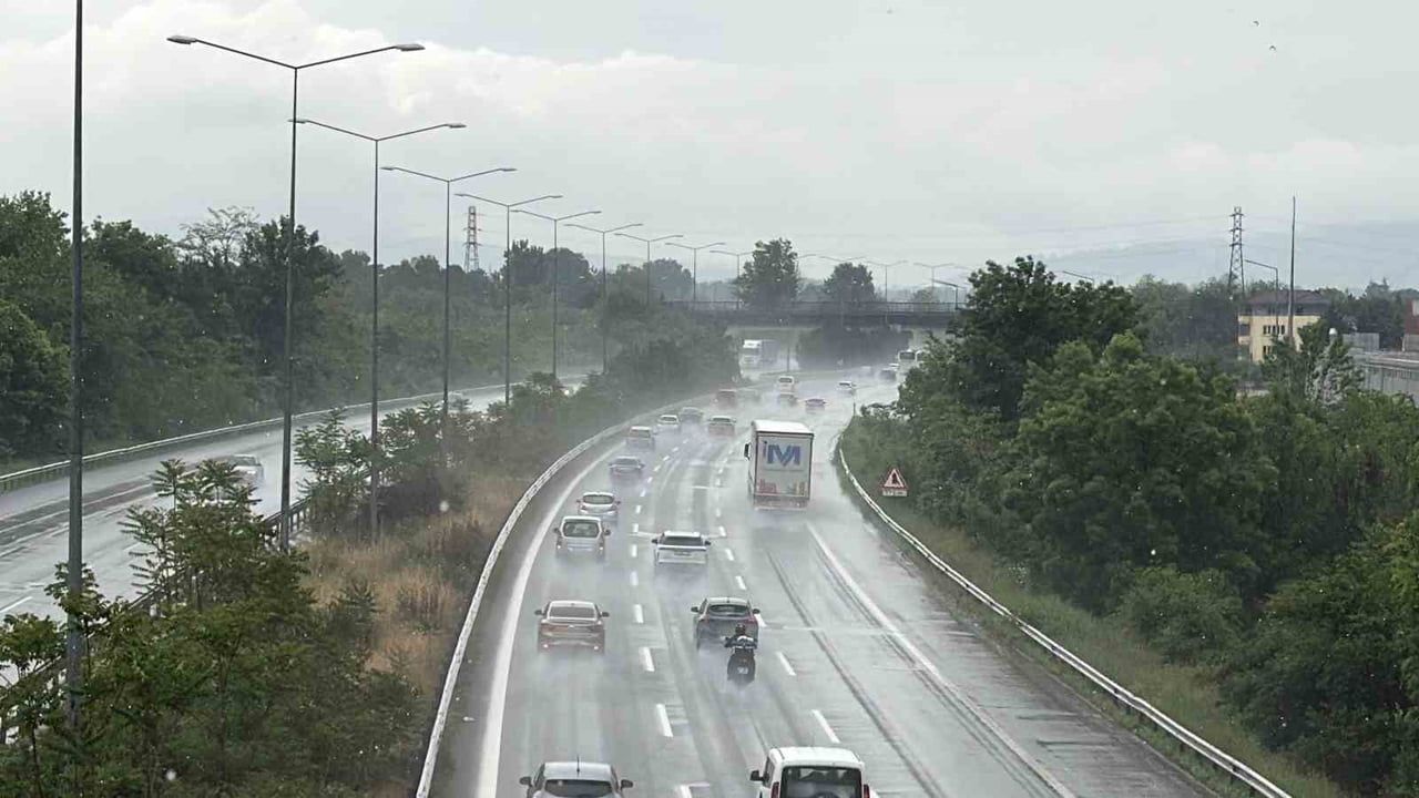 Düzce'de Kurban Bayramı Trafiği Yağışla Normalleşti
