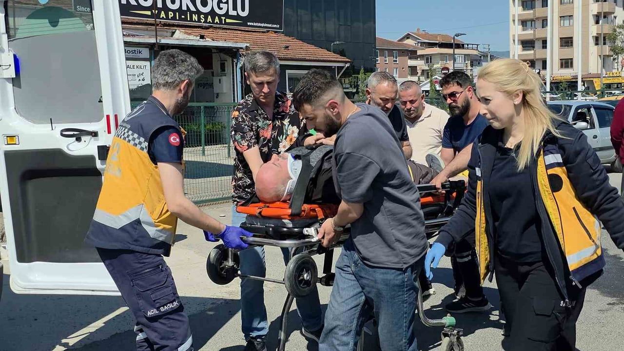 Düzce'de minibüsle motosiklet çarpıştı: 1 yaralı