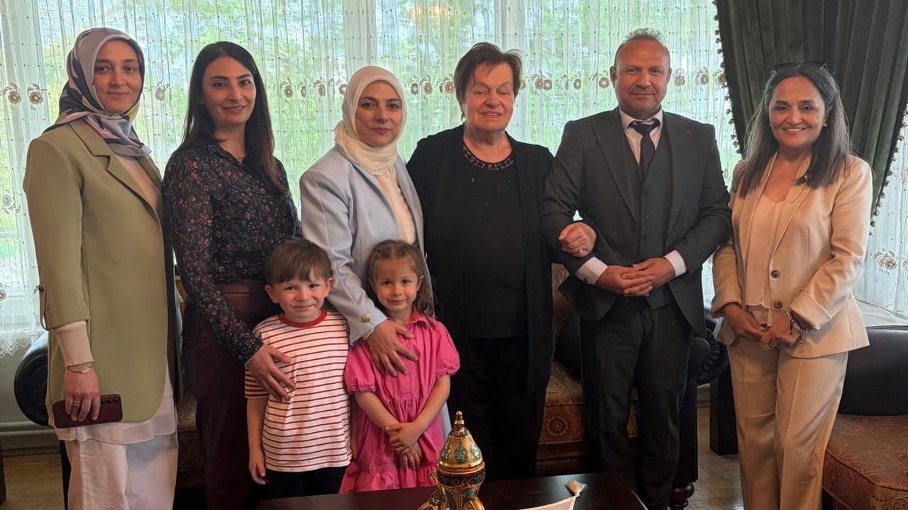 Düzce'de minik öğrencilerden Şükran Öney'e duygulu Anneler Günü ziyareti