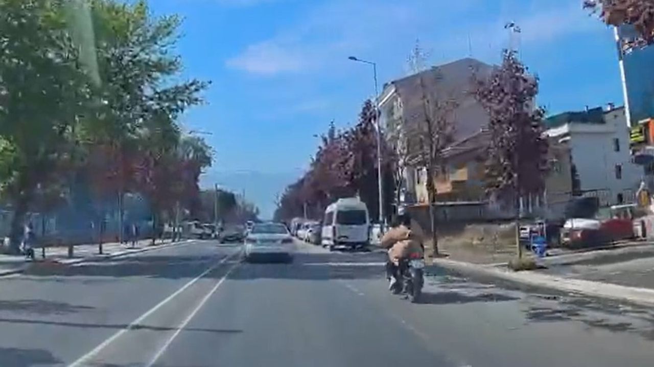 Düzce'de motosiklet çarpışması araç kamerasına yansıdı: Yaralanma yok