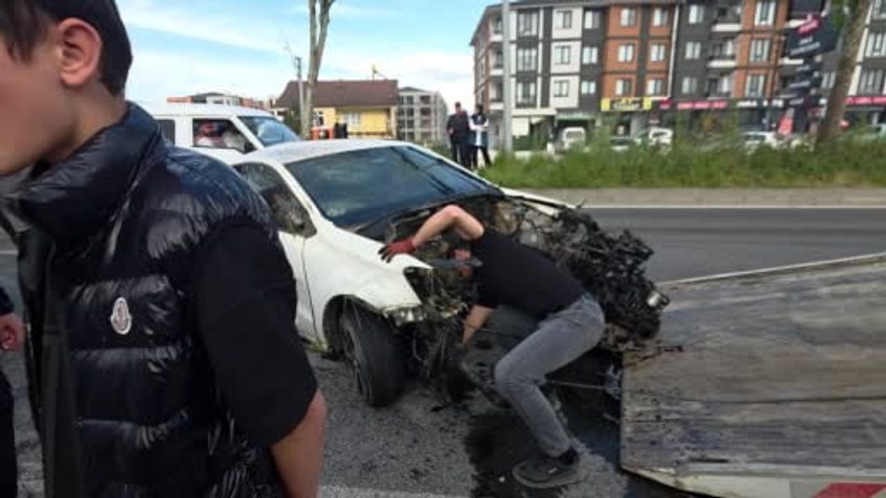 Düzce'de refüje çarpan otomobilin motoru koptu; sürücü hafif yaralandı