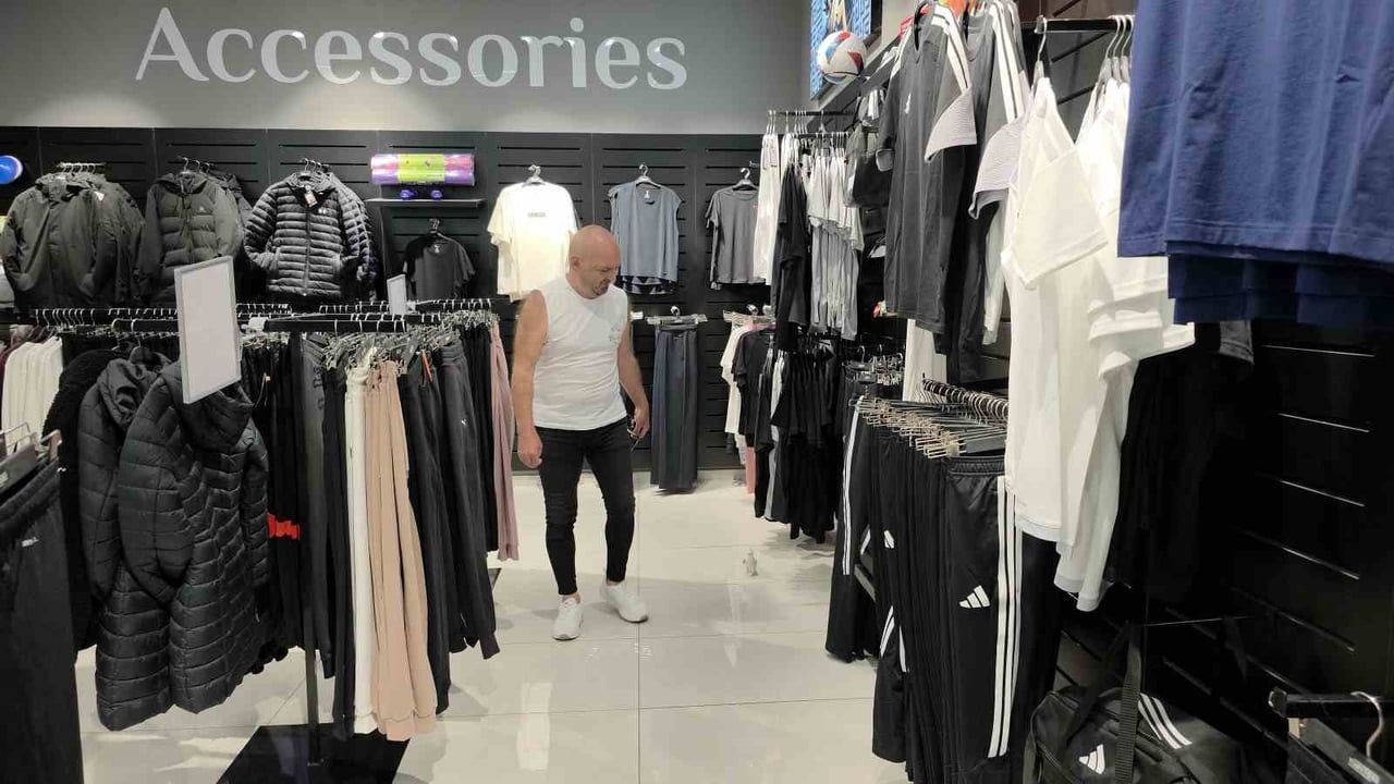 Düzce'de sultan papağanı sahibinin peşinden AVM ve market gezilerinde ilgi odağı oluyor