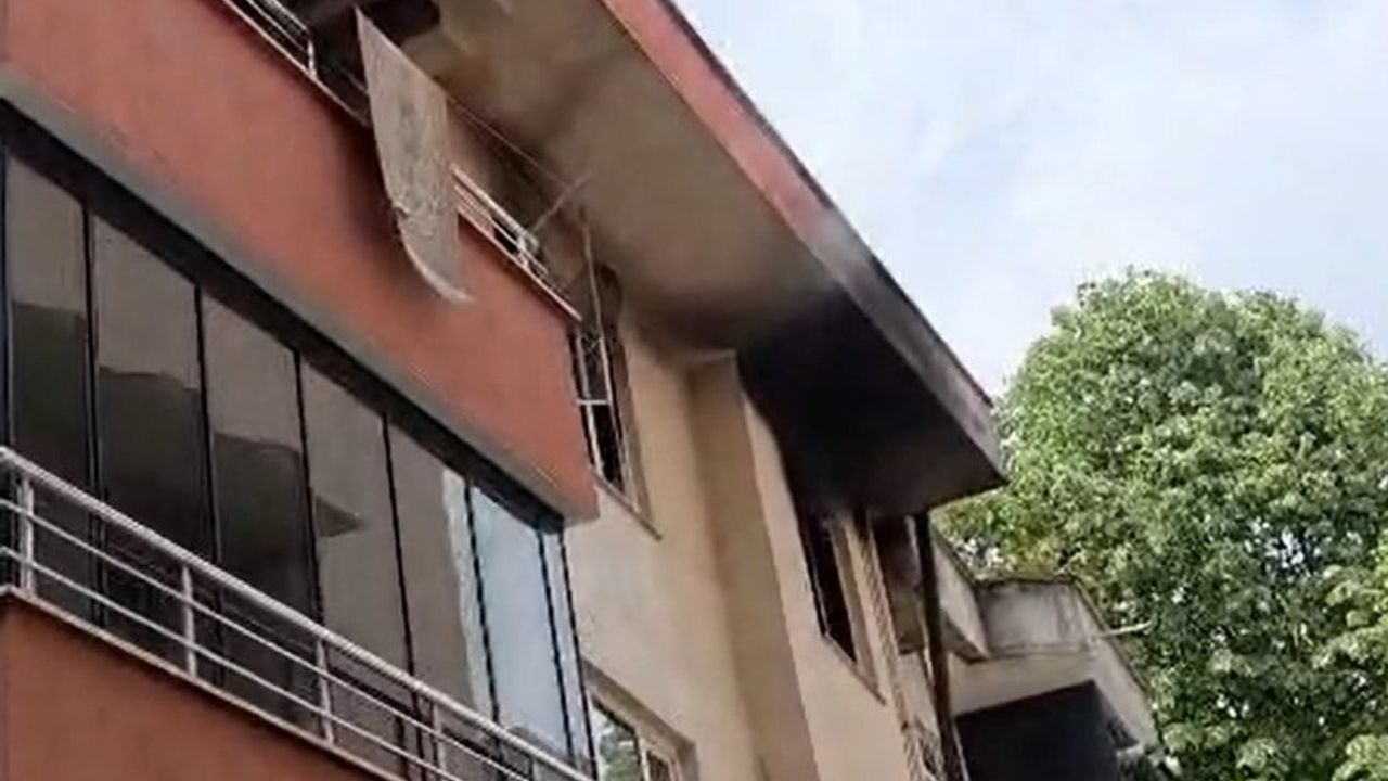 Düzce'de üç katlı binanın en üst katında çıkan yangın camları kırdı, itfaiye büyümeden söndürdü