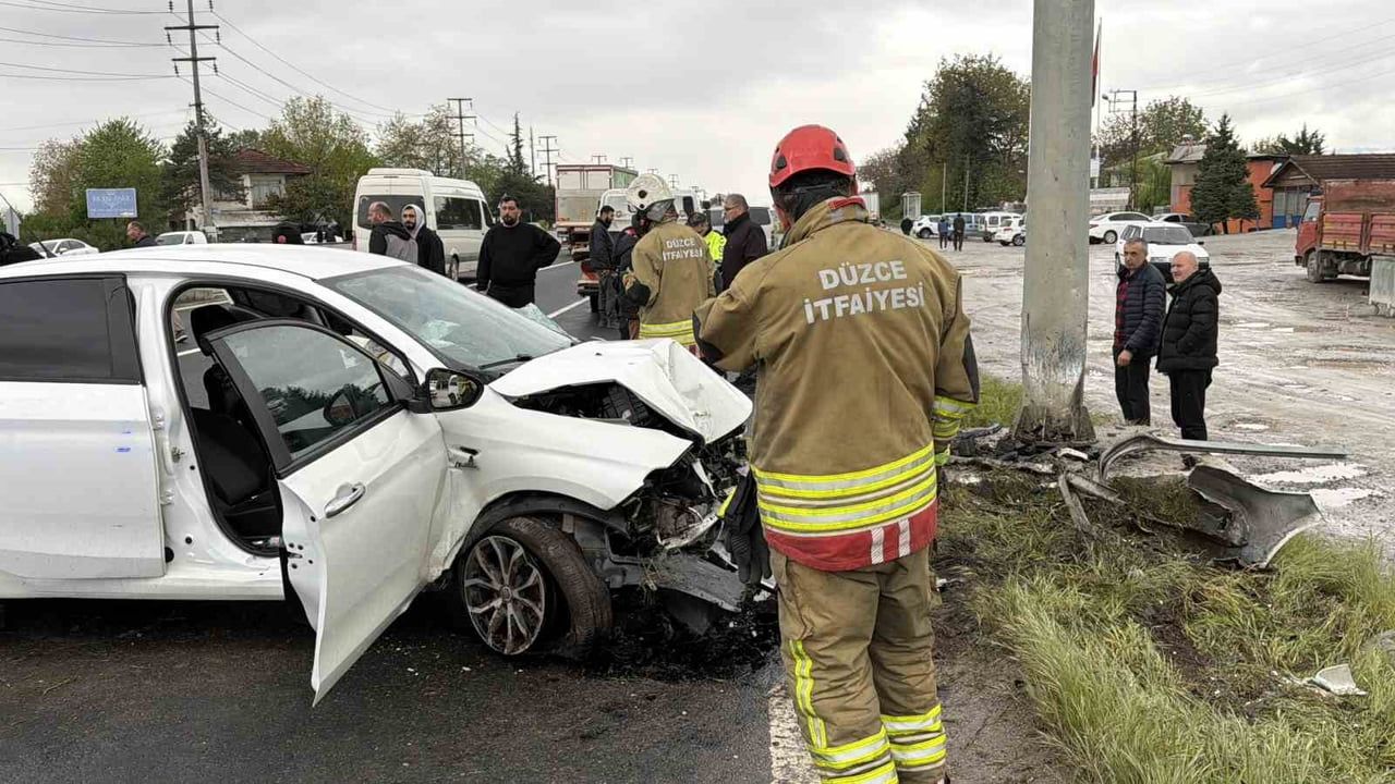 Düzce'de yağışta kayan otomobil EDS tabelasına çarptı; sürücü itfaiye tarafından kurtarıldı
