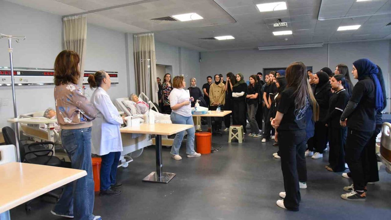 Düzce İbn-i Sina Lisesi Öğrencileri Düzce Üniversitesi Sağlık Eğitimini Yerinde İnceledi