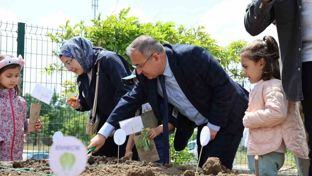Düzce Üniversitesi Botanik Bahçesi 3. yılında miniklerle ata tohumlarına dikkat çekti