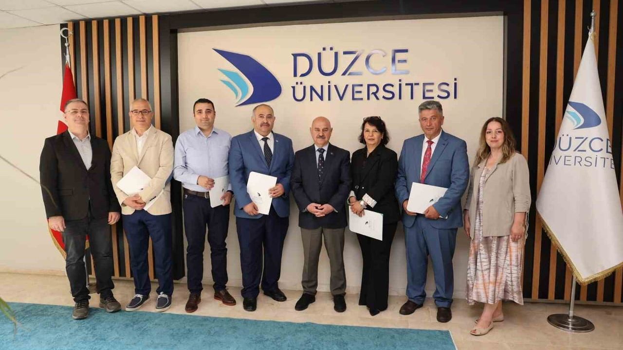 Düzce Üniversitesi idari personeline başarı belgeleri takdim edildi