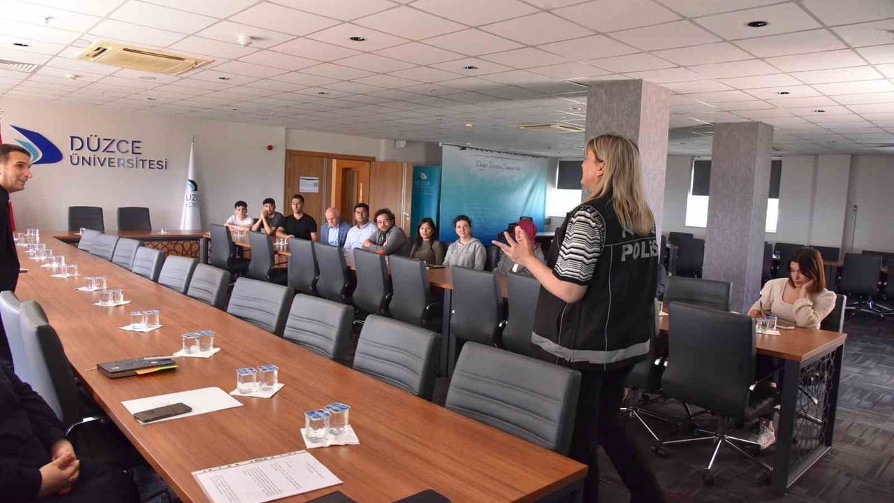 Düzce Üniversitesi'nde 'En İyi Narkotik Polisi: Anne' Konferansı: Ebeveynlere Erken Müdahale Çağrısı