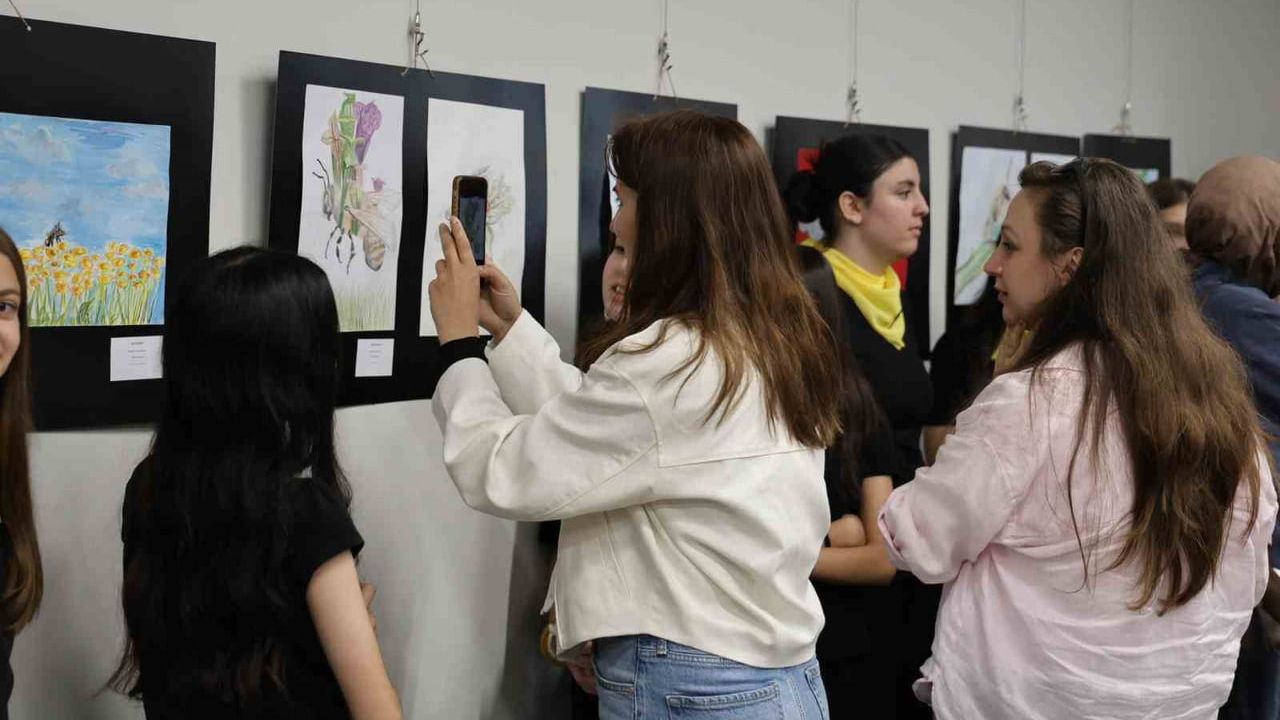 Düzce Üniversitesi'nde 'Polen Peşindeki Yaşamlar: Yaban Arıları' resim sergisi açıldı