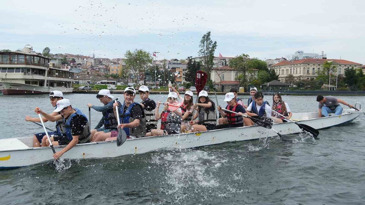 Düzceli Gençler Haliç'te Kano ve Dragon Bot Deneyimi Yaşadı