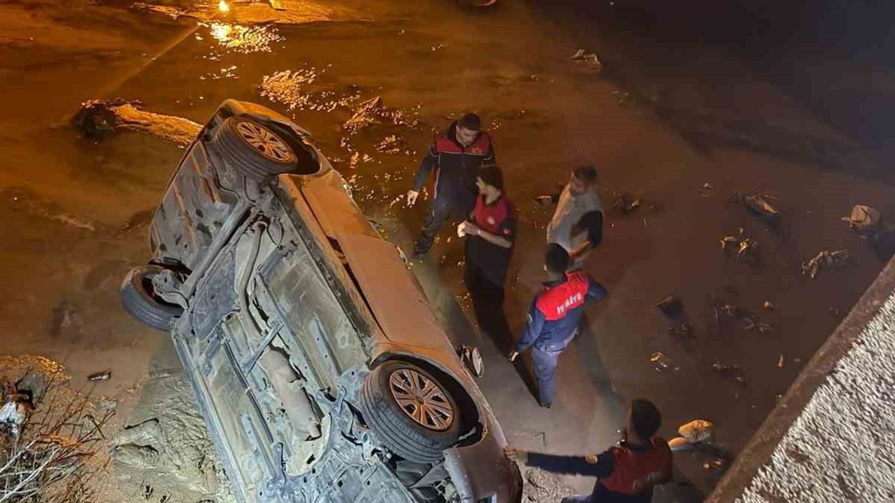 Düziçi'de otomobil köprüden su kanalına düştü: 3 yaralı