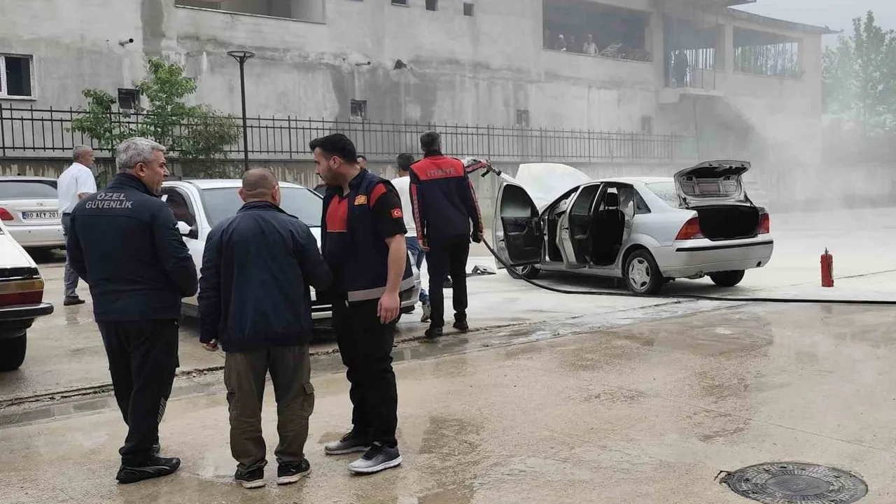 Düziçi Devlet Hastanesi otoparkında otomobil yangını, itfaiye söndürdü