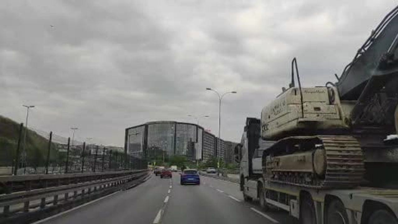 E-5 Karayolu Florya–Küçükçekmece’de yoğun trafikte scooter sürücüsünün tehlikeli yolculuğu görüntülendi