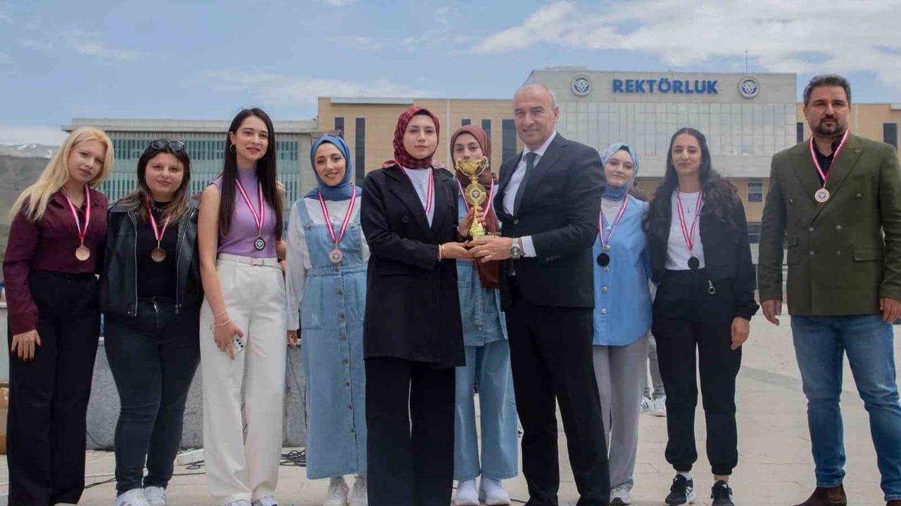 EBYÜ 19. Bahar Şenlikleri: Sportif Müsabaka Derecelerine Ödüller Verildi