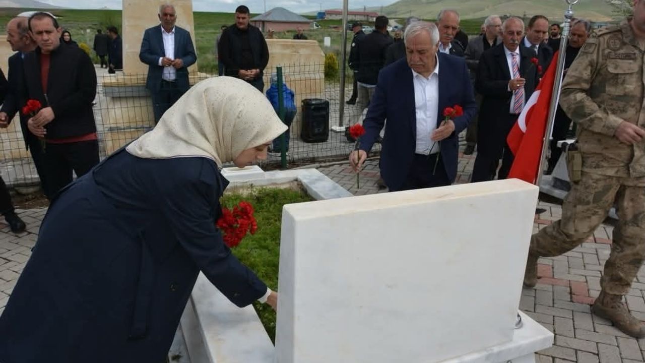 Edebük'te 15 Mayıs 1994'te Şehit Edilen 9 Sivil, Şehadetlerinin 32. Yılında Kabirleri Başında Anıldı