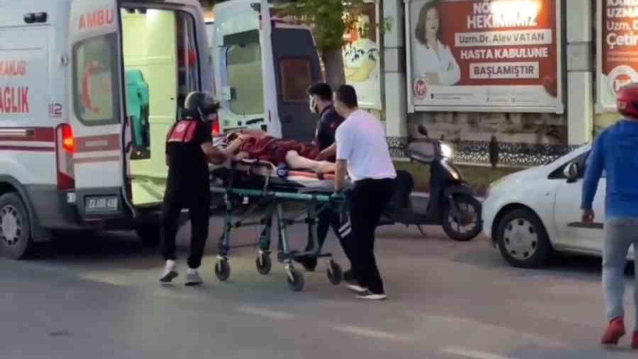 Edirne'de Atatürk Bulvarı'nda iki motosiklet çarpıştı: 2 genç kız yaralandı