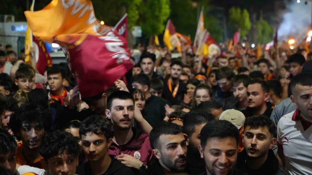 Edirne'de Galatasaray taraftarlarından meşaleli şampiyonluk kutlaması
