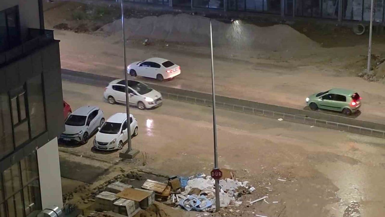 Edirne'de Gece Sağanağı: Cadde ve Sokaklarda Su Birikintileri Trafiği Etkiledi