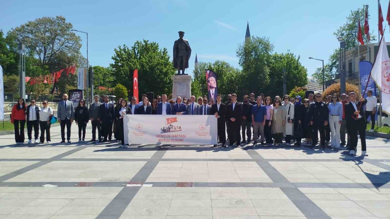 Edirne'de Gençlik Haftası Atatürk heykeli önünde törenle kutlandı