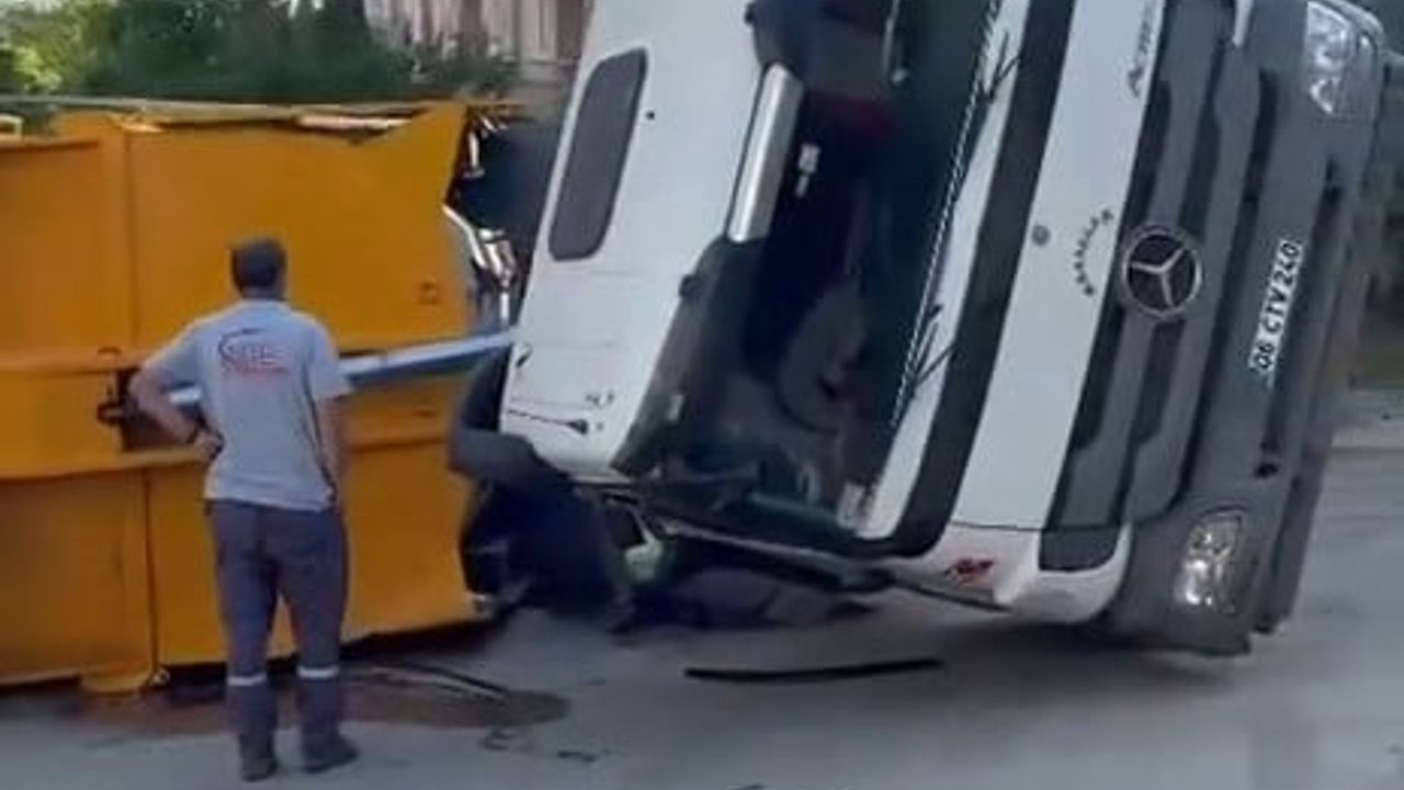 Edirne'de Hafriyat Kamyonu Damper Kaldırırken Yan Yattı: Sürücü Teknik Aksaklık İddiası