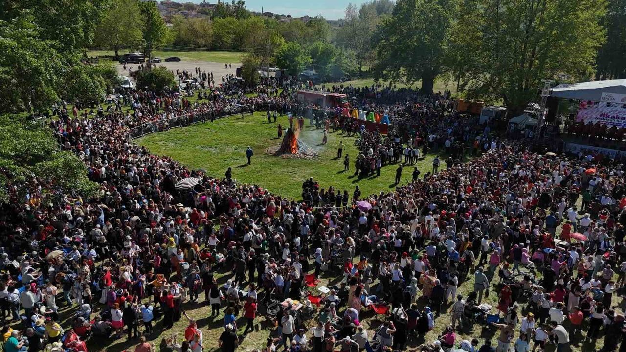 Edirne'de Kakava ve Hıdırellez Şenlikleri: Sarayiçi’nde dev Kakava ateşi yakıldı
