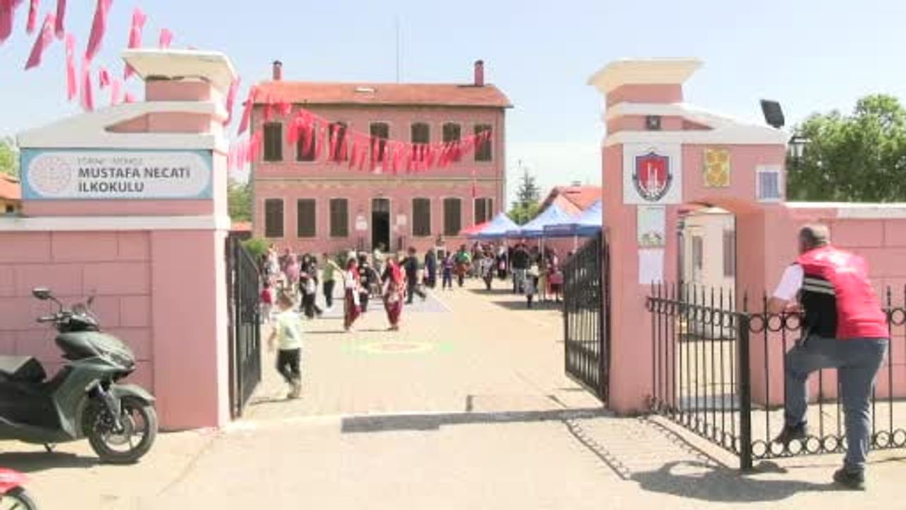 Edirne’de Karaağaç Mustafa Necati İlkokulu’nda Kakava ve Hıdrellez Geleneği Öğrenci Gösterileriyle Kutlandı