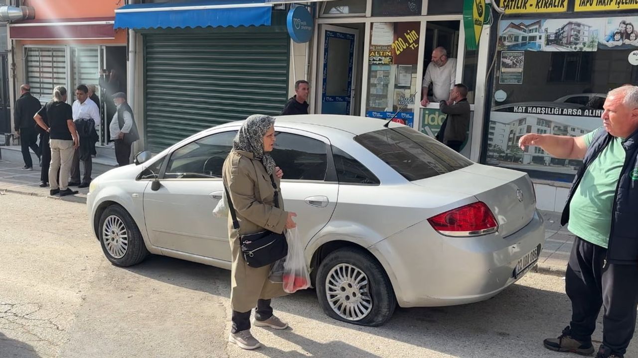 Edirne'de kontrolden çıkan panelvan park halindeki 5 araca çarptı: 2 yaralı