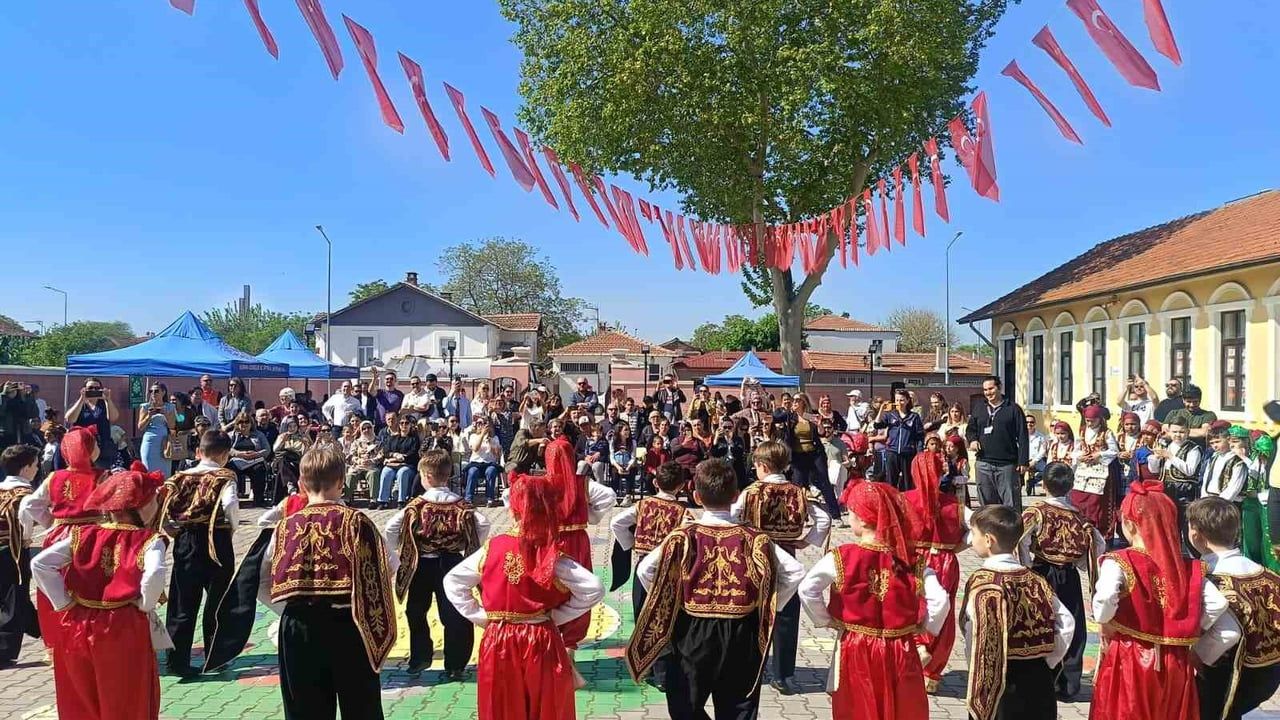 Edirne'de minik öğrencilerden Kakava ve Hıdrellez temalı gösteriler