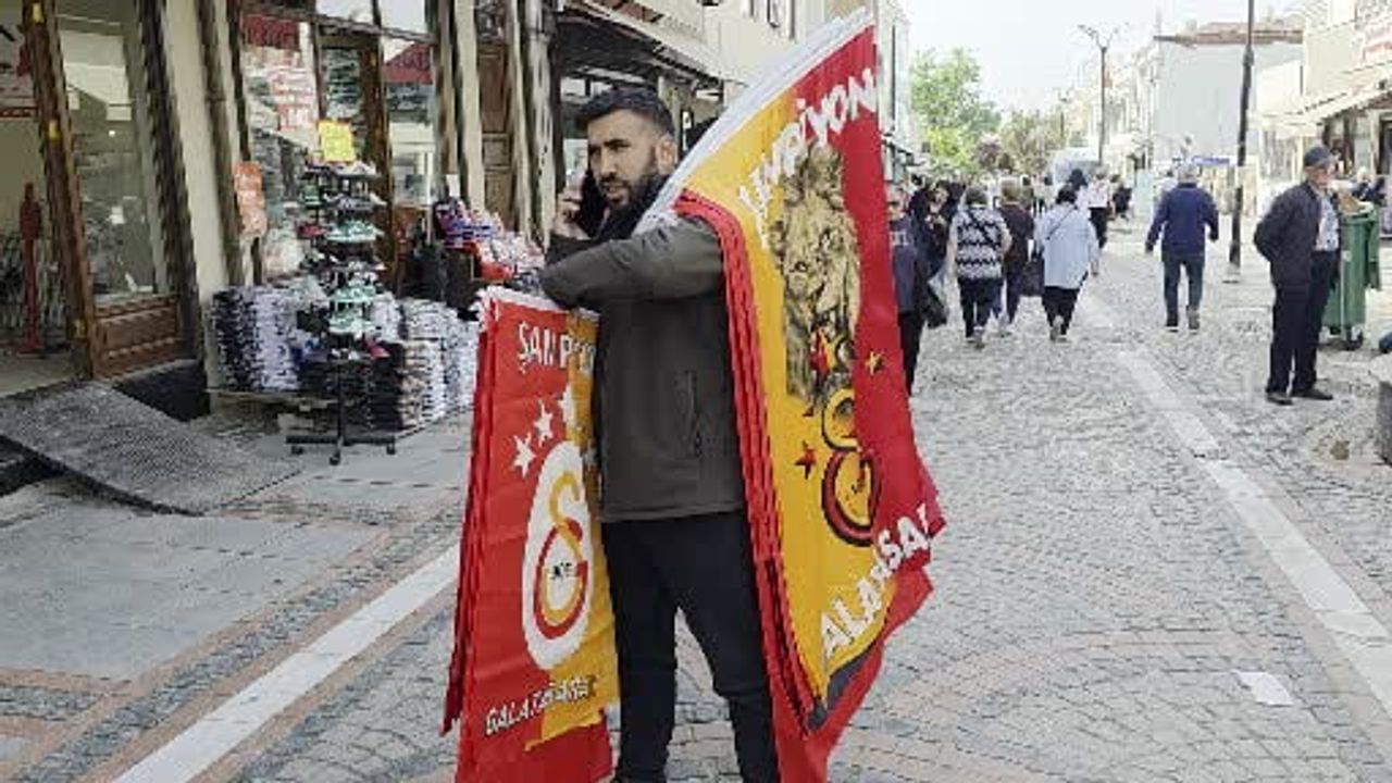 Edirne'de Saraçlar Caddesi'nde Süper Lig heyecanı: bayrak satışlarında artış