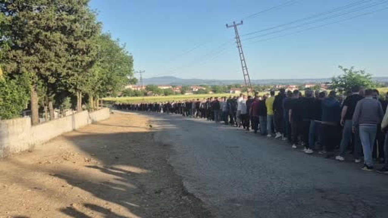 Edirne Küplü'de Asırlık Mezarlıkta Bayramlaşma Geleneği Sürdürüldü