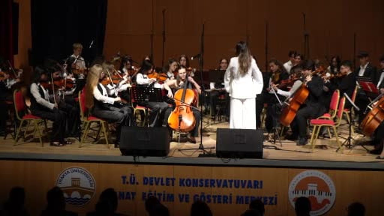 Edirne Lisesi'nin konseri Trakya Üniversitesi'nde: Çok sesli koro, rock ve senfoni beğeni topladı