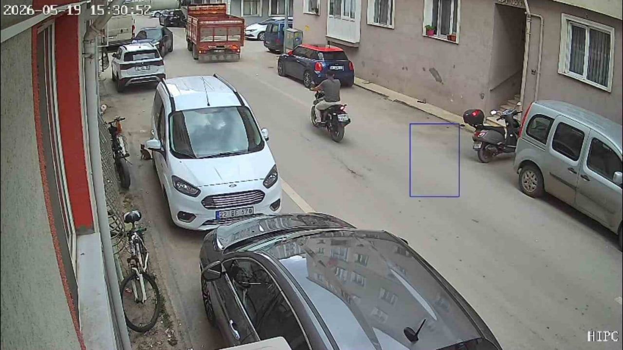 Edirne Rasim Geçit Sokak'ta yarım saat arayla iki trafik kazası güvenlik kamerasına yansıdı