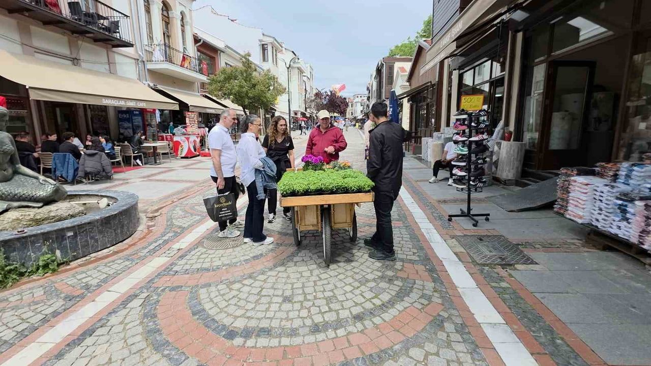 Edirne Saraçhane Caddesi’nde fesleğen kokusu: Seyyar çiçekçi vatandaşların ilgisini çekti