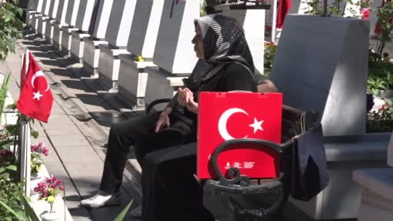 Edirnekapı Şehitliği'nde Kurban Bayramı Ziyareti: Şehit Aileleri Dua ve Anma İçin Buluştu