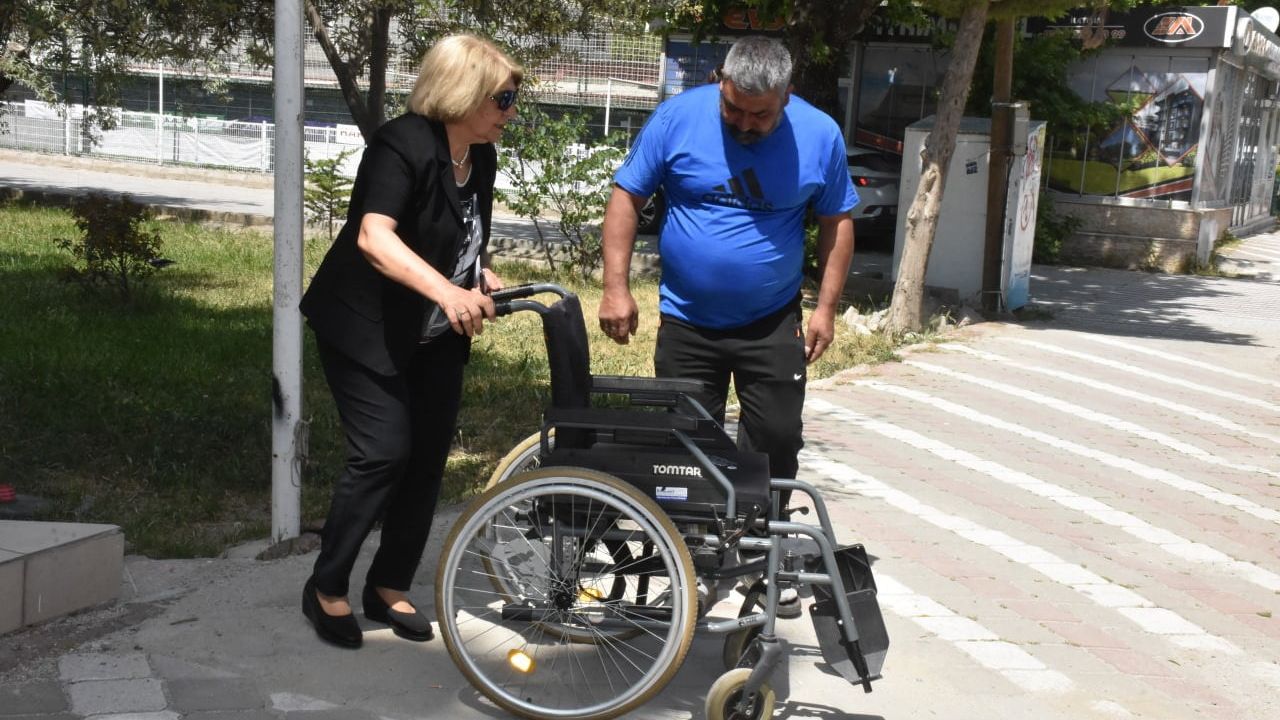 Edremit Belediyesi, Engelliler Haftası'nda 4 Tekerlekli Sandalye Hediye Etti