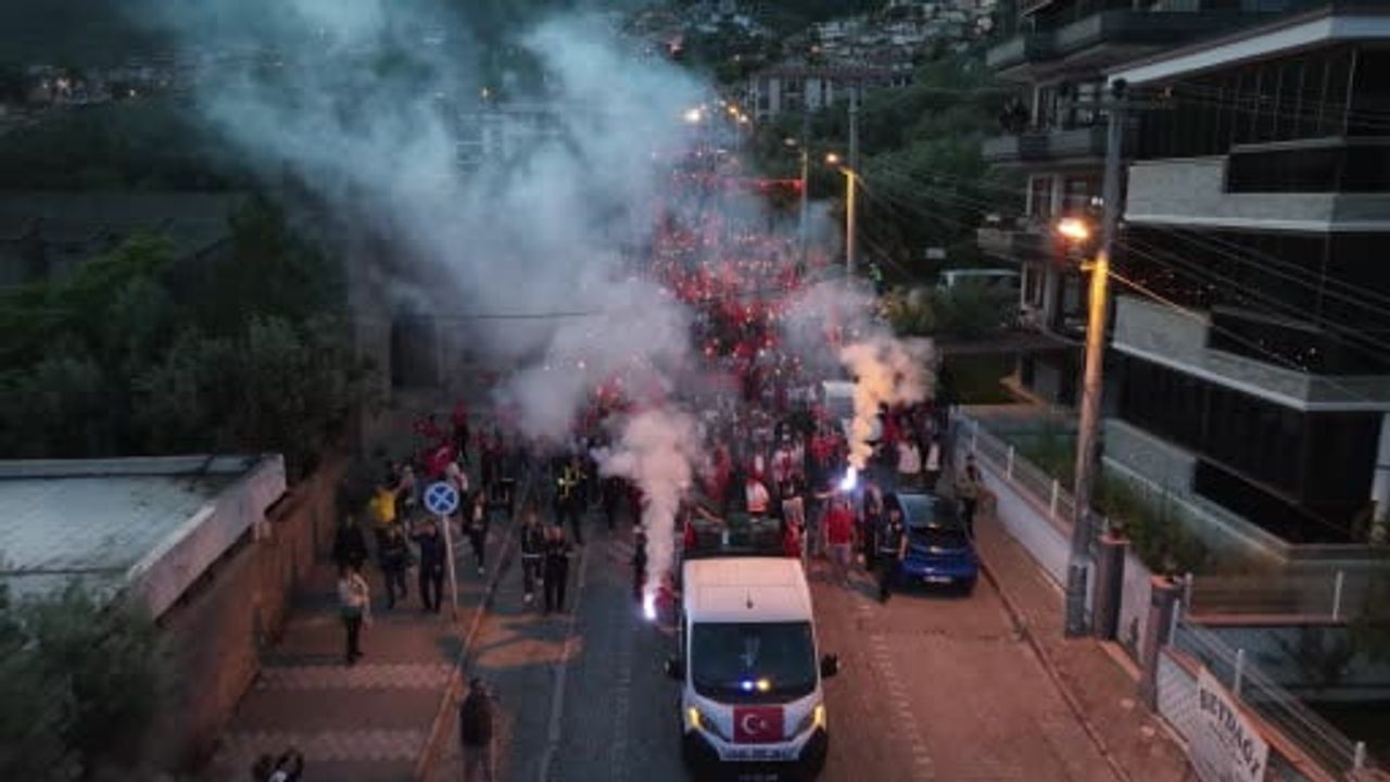 Edremit'te 19 Mayıs coşkusu: Melek Mosso konseri ve fener alayı
