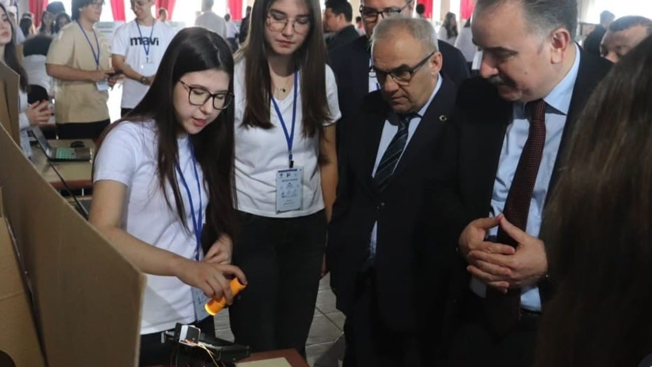 Edremit'te BİLSEM Öğrencileri TÜBİTAK 4006 Bilim Fuarı'nda Projelerini Sergiledi