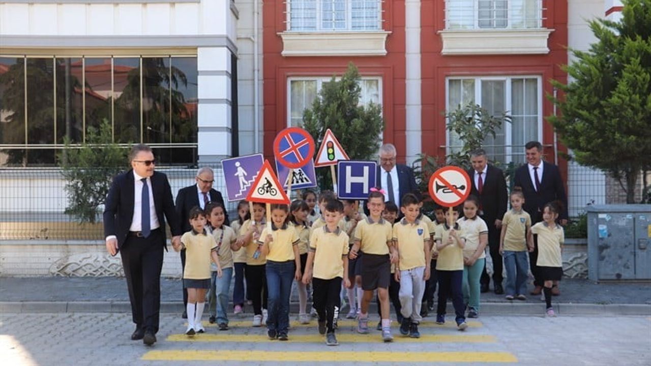 Edremit’te 'Trafik ve İlkyardım Haftası' okullarda uygulamalı eğitim ve farkındalık etkinlikleriyle kutlandı