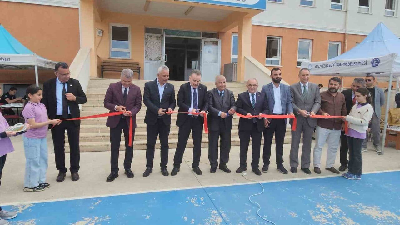 Edremit'te "Vakti Kuşanmak" Sergisi Açıldı: Öğrenci Eserleri ve Uluslararası Başarılar Ödüllendirildi