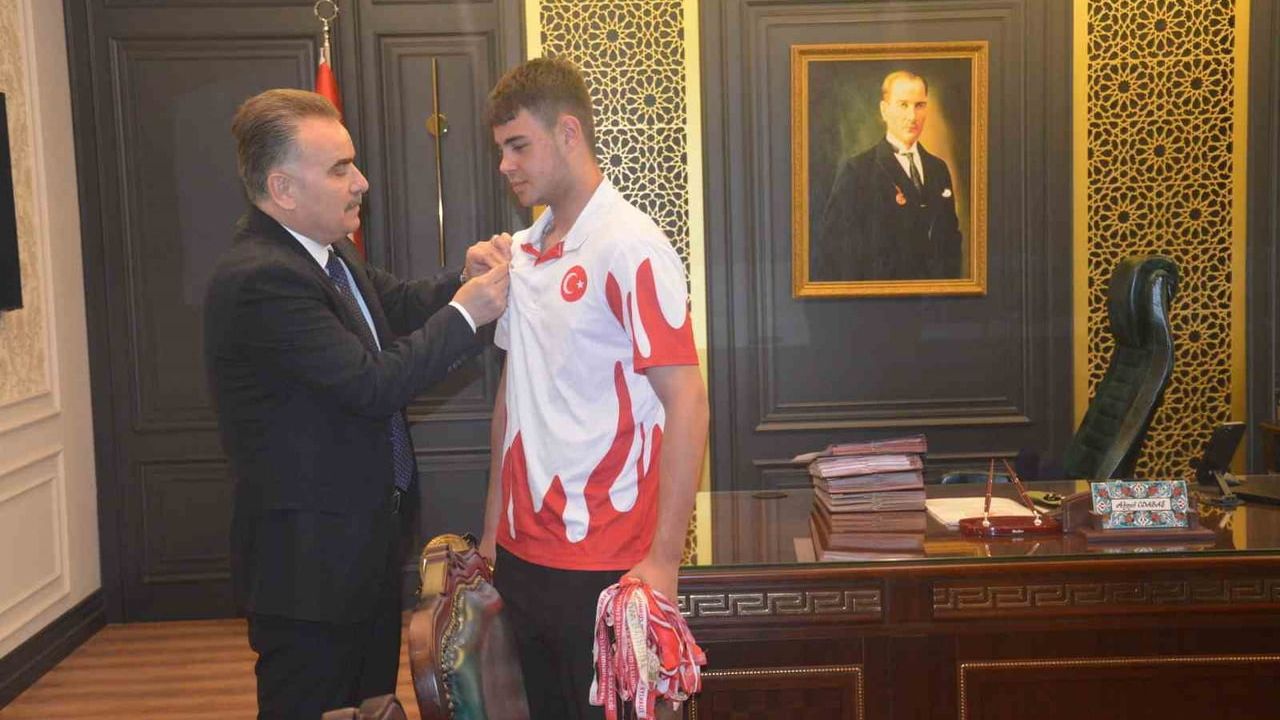 Edremitli muaythai sporcusu Deniz Bazancir, Malezya'daki Dünya Şampiyonası için yola çıkıyor